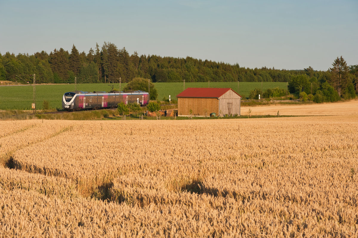 Ein enno-Triebwagen als ag 84344 (Strauing - Neumarkt (Oberpf)) bei Batzhausen, 10.07.2019