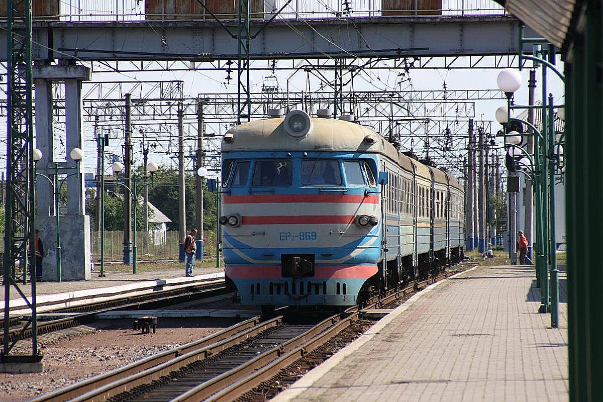 Ein ER2-869 Elektrotriebwagen fährt am 1.10.2009 in den Grenz- bzw. Endbahnhof Tschop ein. In Tschop enden die ukrainischen Züge. Der Bahnhof ist Umspurbahnhof von Breit- auf Normalspur. 