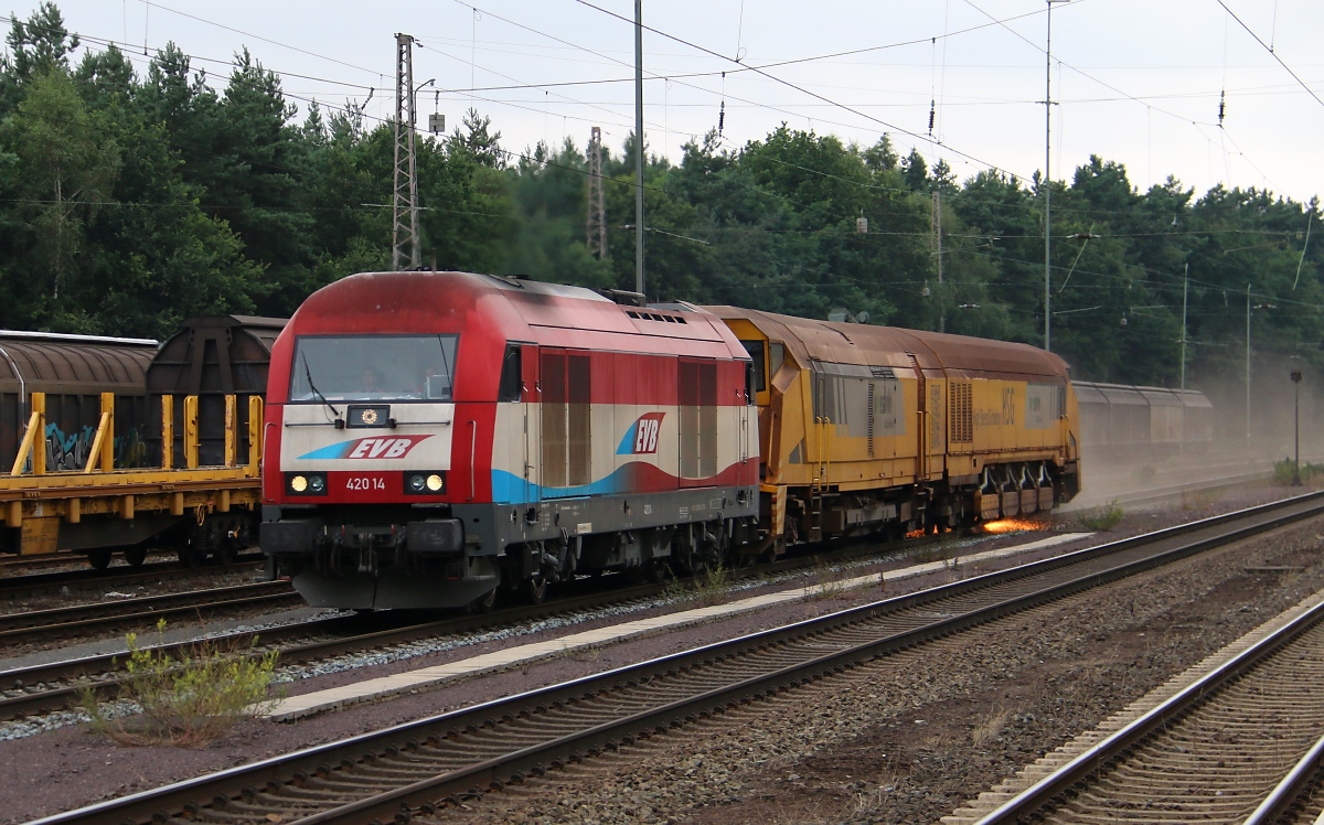 Ein Erlebnis der besonderen Art war der Vossloh High Speed Grinder in Aktion. Er wurde von der EVB 420 14 (223 034-0) in Richtung Süden gezogen. Aufgenommen am 22.07.2014 in Eystrup.