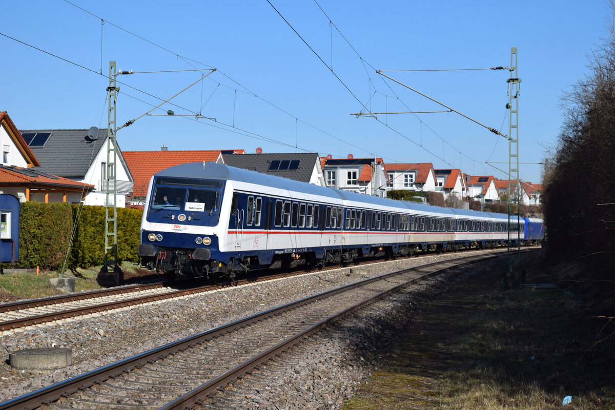 Ein Ersatzzug im März 2021 in Bempflingen auf dem Weg nach Tübingen