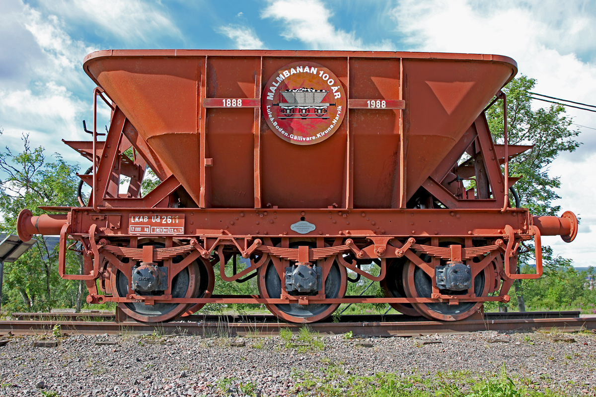 Ein Erzwagen Mas Typ 1950 mit 42 Tonnen Fassungsvermögen.er wurde von der LKAB der Sj Malmbanan 1988 anlässlich der 100 Jahr-Feier geschenkt und steht ausgestellt am Bf Kiruna.Bild vom 18.7.2014
