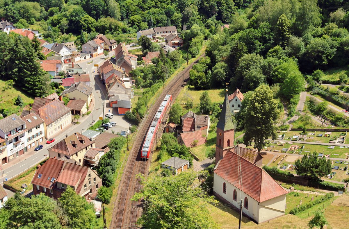 Ein ET 425 unterwegs als S 2 (S 38237) nach Mosbach. Aufgenommen von der Burgruine Frankenstein am 27.07.2020.