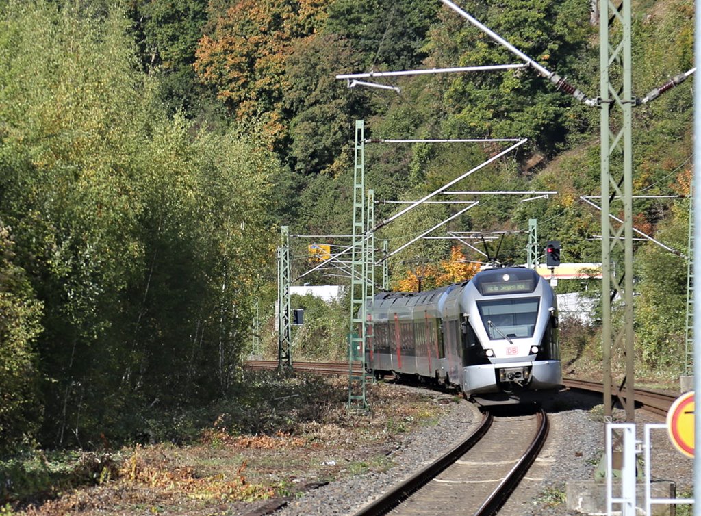 Ein ET 427 nähert sich hier am 12.10.2022 um 13.07 Uhr als RE 16 auf der Fahrt nach Siegen dem Haltepunkt Wetter an der Ruhr.