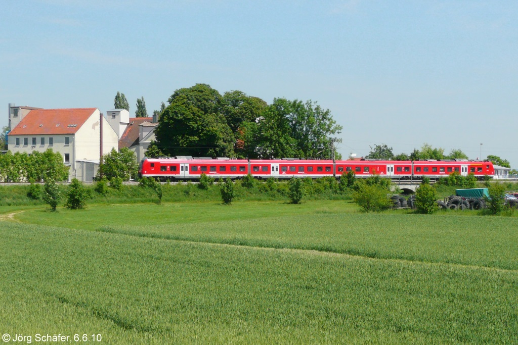 Ein ET 440 als RB nach Aalen am 6.6.10 am nordwestlichen Stadtrand von Nördlingen. 
