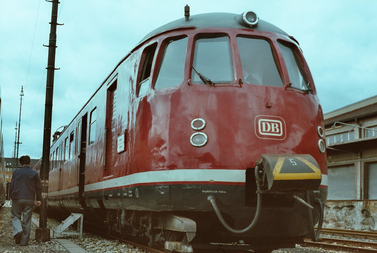 Ein ET 56 ( danach DB-Baureihe 456) bei einer Feier des BDEF auf dem Areal neben dem Stuttgarter Hauptbahnhof.
Datum: 31.05.1984