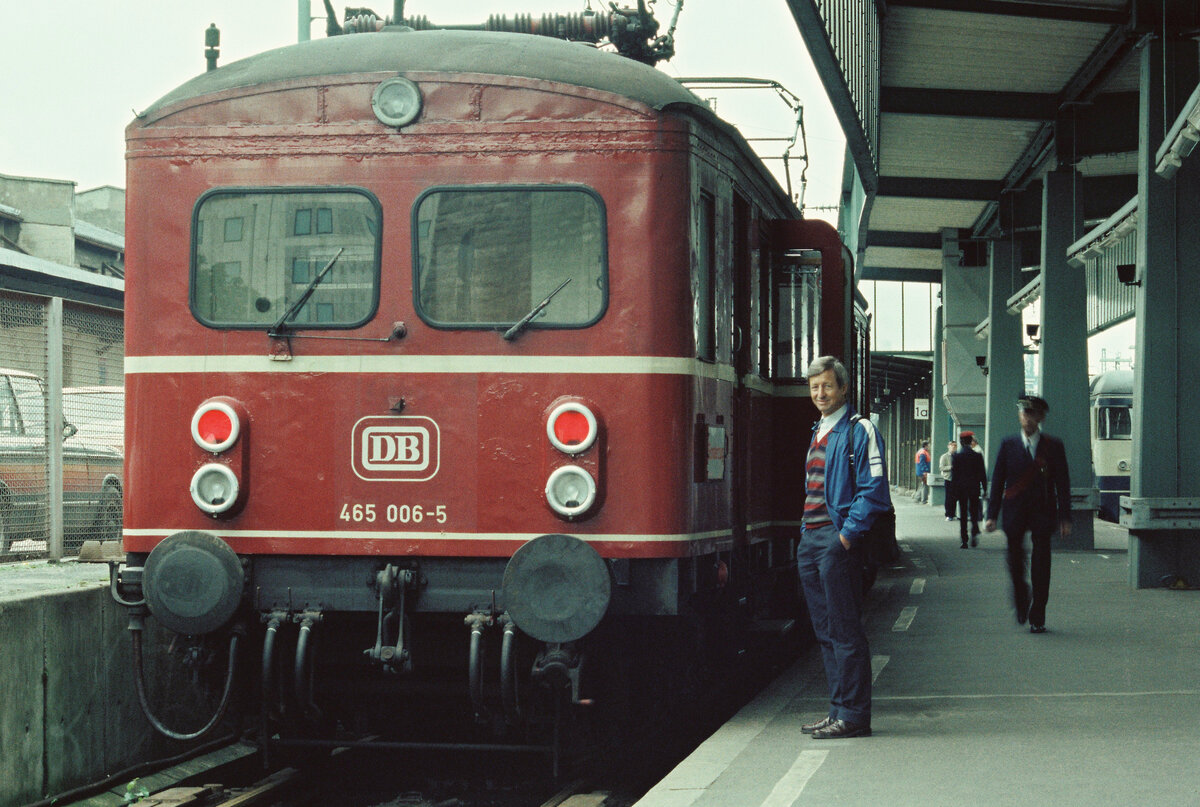 Ein ET 65 (DB-Baureihe 465) erreichte am 31.05.1984 bei einer Sonderfahrt den Hauptbahnhof Stuttgart. Papa vor dem Wagen, welchen er früher so oft benutzt hatte.