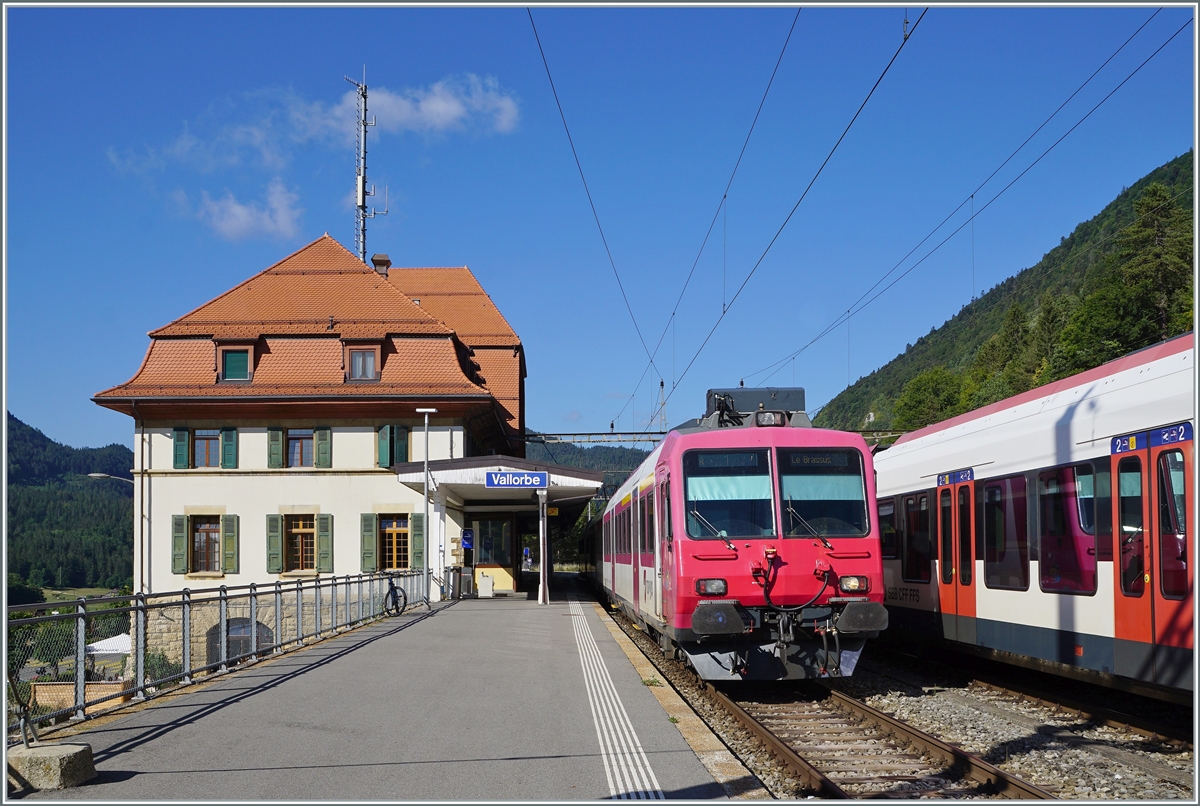 Ein etliche Jahre vertrautes Bild wird bald verschwinden: die TRAVYS Domino-Züge in Vallorbe, die auf ihre Abfahrt ins Vallée de Joux warten. Künftig wird geFLIRTet und geflügelt; und folglich der Bahnhof Vallorbe, ein weiteres Mal an Bedeutung verlieren.

21. Juli 2022