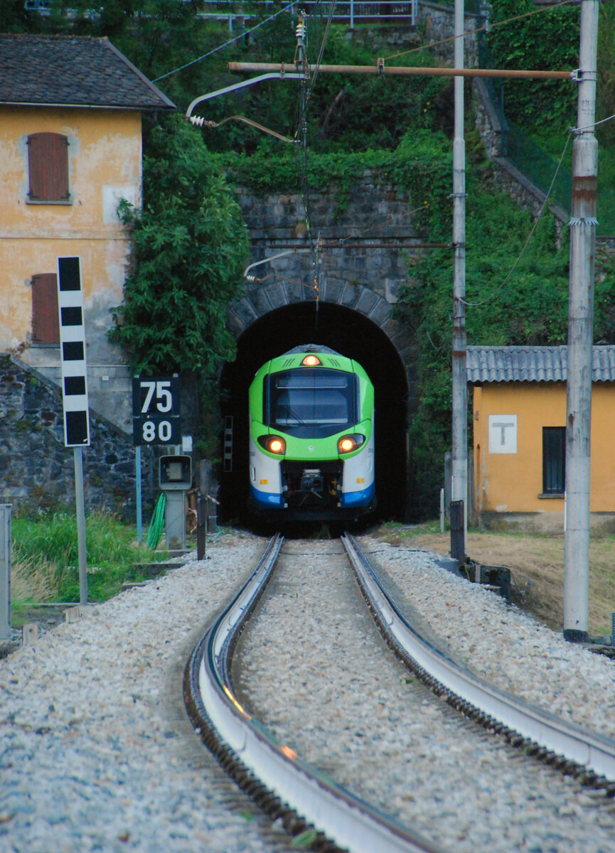 Ein ETR 104 von Trenord (Trenitalia) aus Colico kommt am frühen Morgen des 10.06.2022 mit kurzem Pfiff aus dem Tunnel in Verceia auf den Fotografen zu und fährt sogleich in Richtung Norden nach Chiavenna weiter. (Foto: Ferdinand Kümmel)