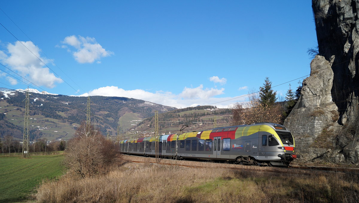 Ein ETR 170 als R 20712 (Merano/Meran - Brennero/Brenner) kurz vor dem Bahnhof Vipiteno/Sterzing, 01.12.2018.