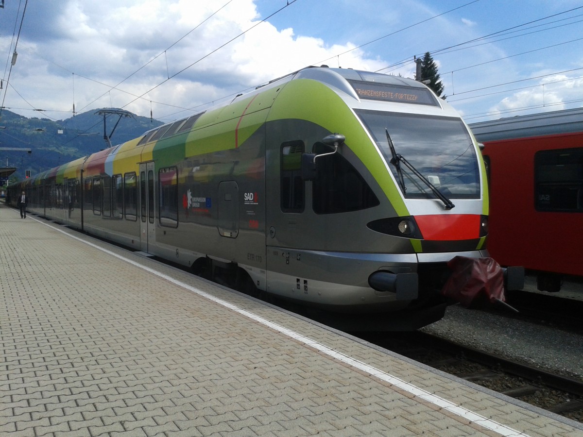 Ein ETR 170 als REX 1866 (Lienz - Fortezza/Franzensfeste) am 2.6.2015 in Lienz. Da über die Sommerzeit die für die Radfahrer eingesetzten Radlzüge den Bahnsteig 1 benützen, verkehren in dieser Zeit mehrere REX in Richtung Fortezza/Franzensfeste vom Bahnsteig 3 ab. Im Regelfall wird der Bahnsteig 3 nur vom railjet 533/632 (1x täglich) und vom D 735/734/736 (1x täglich) genutzt.