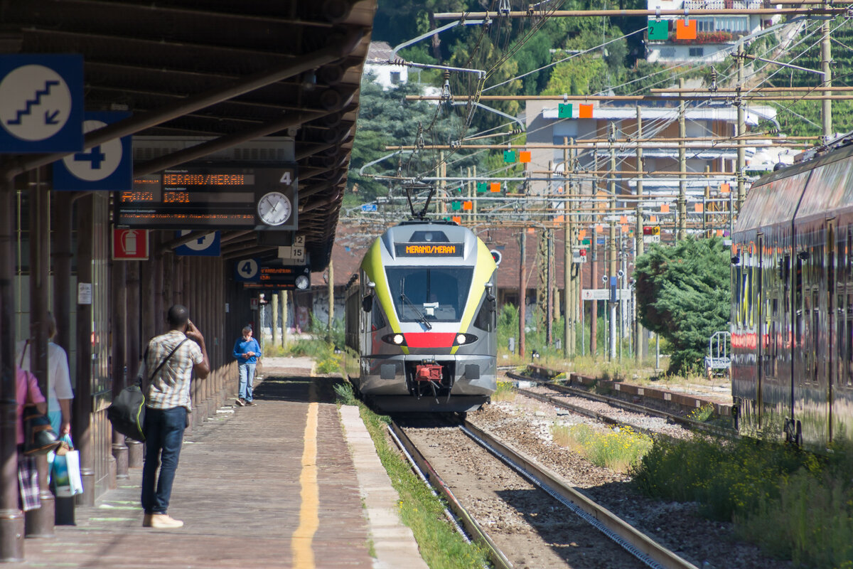 Ein ETR 170 am 18.09.2021 um 12:54 Uhr bei der Einfahrt auf Gleis 4 in den Bahnhof Bolzano.
Weiterfahrt 13:01 Uhr Richtung Merano.