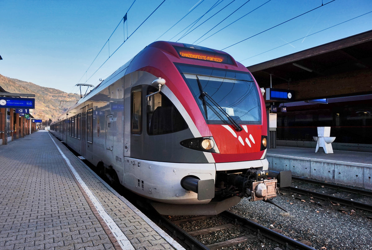 Ein ETR 170 des Landes Trentino wartet im Bahnhof Lienz, als REX 1884, auf die Abfahrt nach Fortezza/Franzensfeste.
Aufgenommen am 4.10.2016.