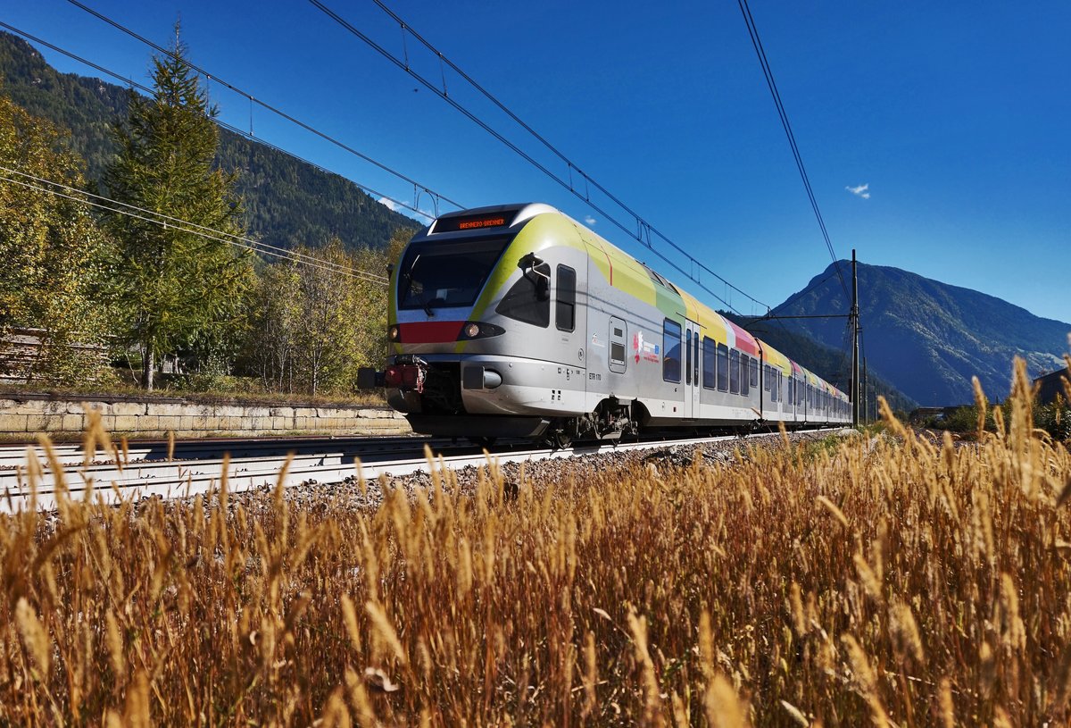 Ein ETR 170 fährt als R 20716 (Merano/Meran - Brennero/Brener) in die Haltestelle Campo di Trens/Freienfeld ein.
Aufgenommen am 16.10.2016.