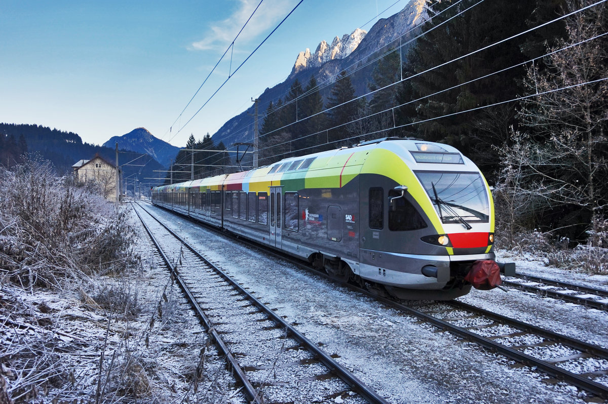 Ein ETR 170 fährt als REX 1868 (Lienz - Fortezza/Franzensfeste) in den Bahnhof Thal ein.
Aufgenommen am 4.10.2016.