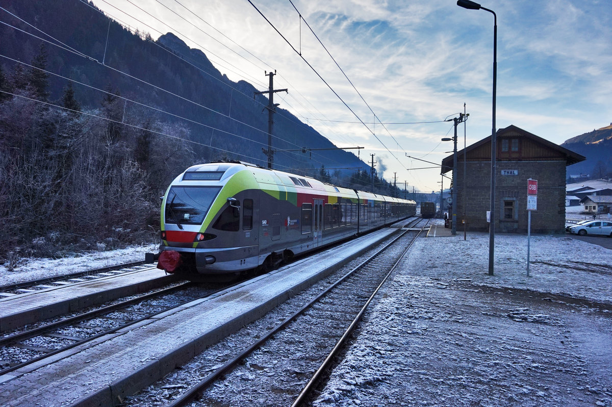Ein ETR 170 fährt als REX 1868 (Lienz - Fortezza/Franzensfeste) aus dem Bahnhof Thal aus. Aufgenommen am 4.10.2016.