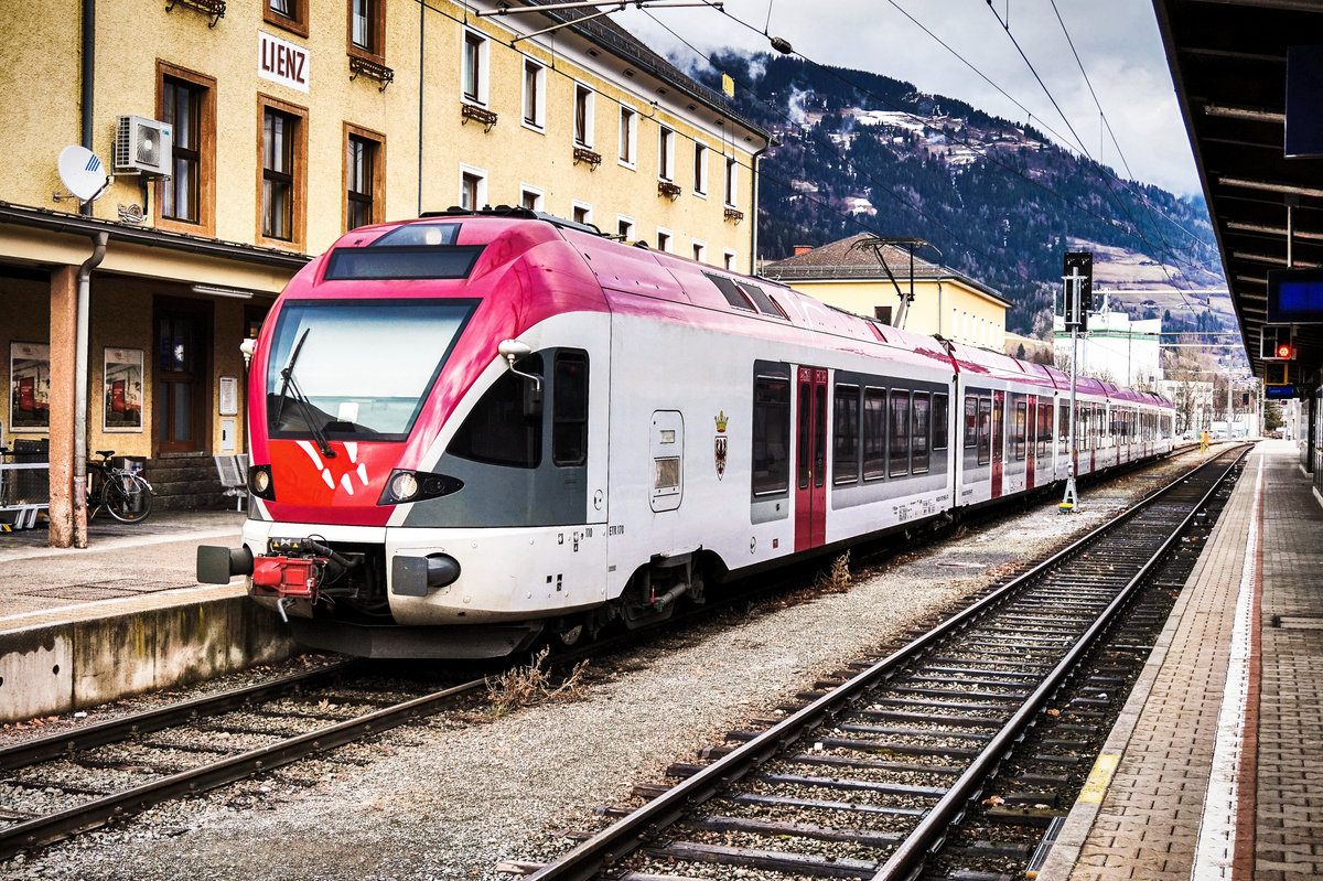 Ein ETR 170 in der Lackierung des Landes Trentino, wartet im Bahnhof Lienz, auf die Abfahrt als REX 1878 nach Fortezza/Franzensfeste.
Aufgenommen am 12.3.2018.