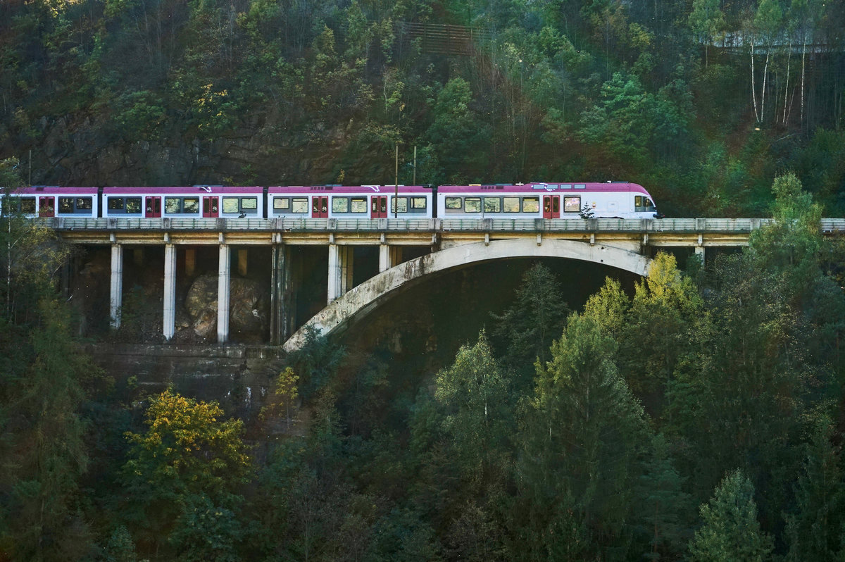 Ein ETR 170 vom Land Trentino überquert als R 20722 (Merano/Meran - Brennero/Brenner), eine Brücke nahe Fortezza/Franzensfeste.
Aufgenommen am 16.10.2016.