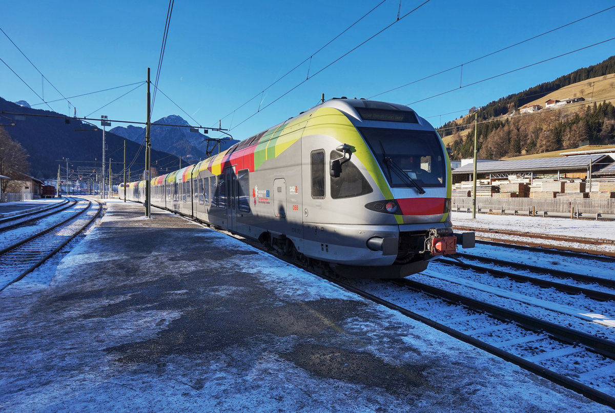 Ein ETR 170 der SAD hält als R 1858, auf der Fahrt von Lienz nach Fortezza/Franzensfeste, im Grenzbahnhof San Candido/Innichen.
Aufgenommen am 23.12.2016.
