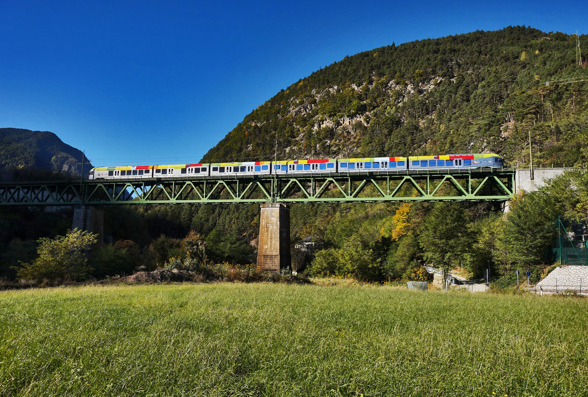 Ein ETR 170 überquert bei Fortezza/Franzensfeste den Fluss Eisack. Unterwegs war die Garnitur als R 1864 (Lienz - Fortezza/Franzensfeste).
Aufgenommen am 16.10.2016.