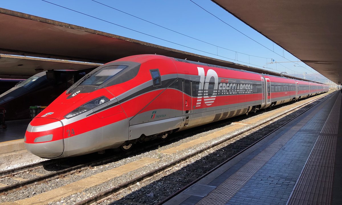 Ein ETR 400 steht am 16.09.2019 im Bahnhof Firenze Santa Maria Novella zur Abfahrt bereit. Wie viele andere, baugleiche Züge ist er mit einer Folie beklebt um das 10. Jubiläum der Einführung des Frecciarossa in Italien zu feiern.