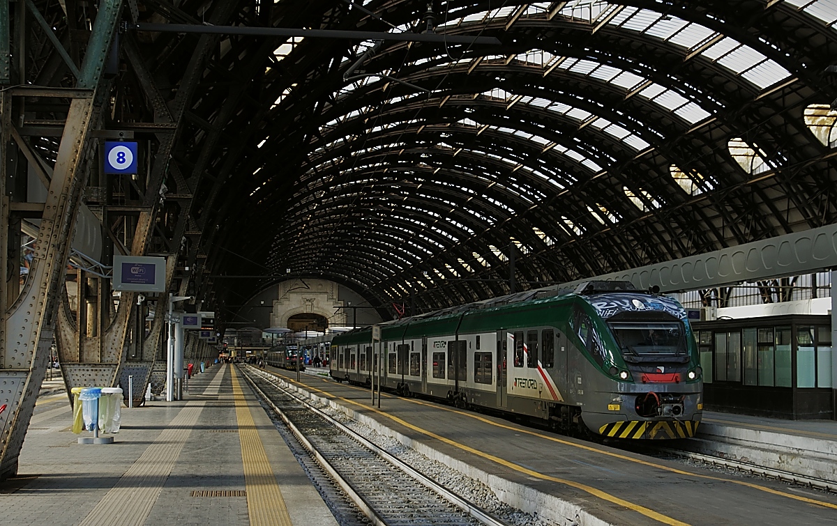 Ein ETR 425 der Trenord verlässt am 01.05.2019 Milano Centrale. Die Trenord ist ein Zusammenschluss der Regionaldirektion von Trenitalia und LeNord, der Personenverkehrstochter der Ferrovia-Nord Milano, der zweitgrößten Bahngesellschaft Italiens. 