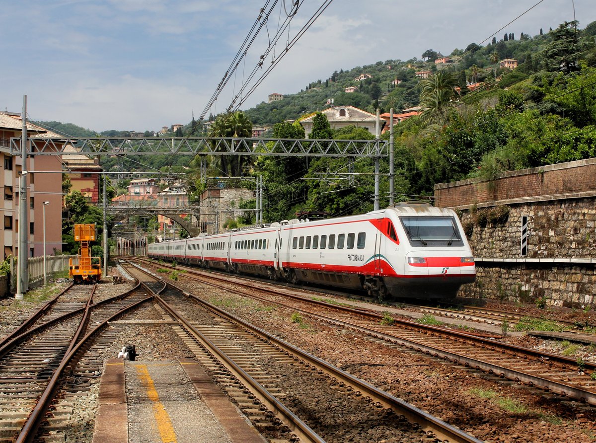 Ein ETR 460 am 26.05.2016 bei der Durchfahrt in Santa Margherita Ligure.
