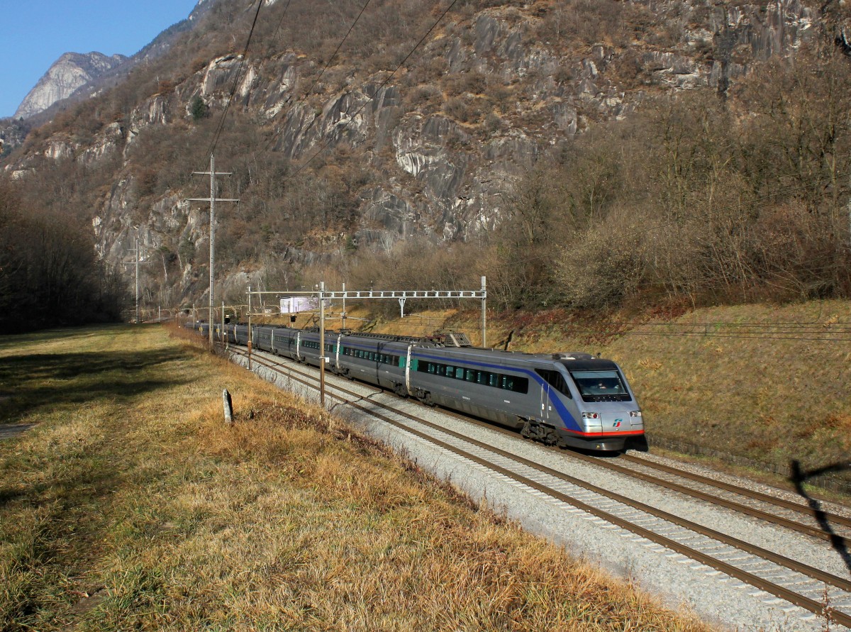 Ein ETR 470 als EC am 19.12.2015 unterwegs bei Claro.