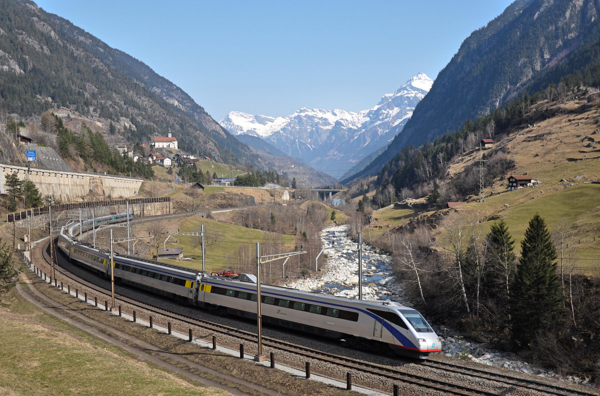 Ein ETR 470 der FS ist am 20.03.2015 bei Wassen unterwegs in Richtung Italien. 