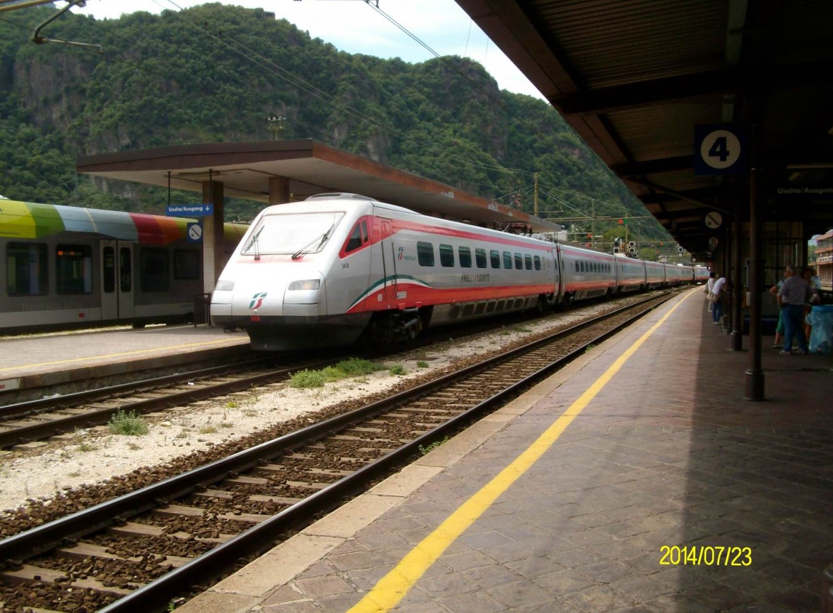 Ein ETR 485 als FRECCIARGENTO 9462 von Roma Termini bei der Einfahrt in seinen Endbahnhof Bolzano/Bozen. (23.7.2014)