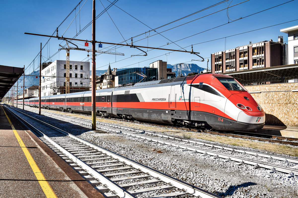 Ein ETR 500 mit E 404 637-4 am Zugschluss, wartet im Bahnhof Bolzano/Bozen, als FA 8517  FRECCIARGENTO  (Bolzano/Bozen - Bologna Centrale - Firenze Campo di Marte - Roma Termini), auf die Abfahrt.
Aufgenommen am 28.9.2018, in Bahnhof Bolzano/Bozen.