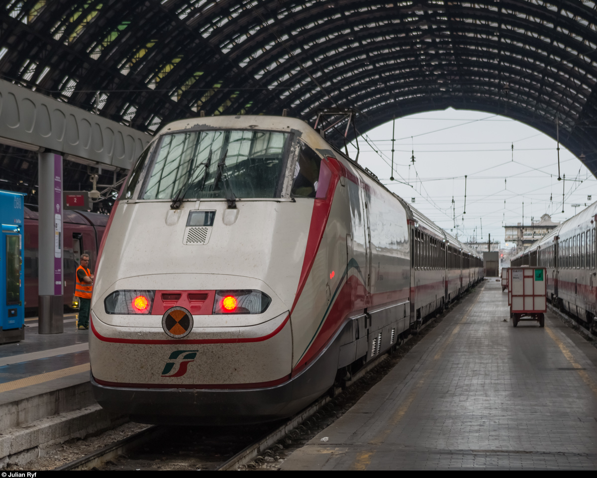 Ein ETR 500 Monotensione Frecciabianca steht am 8. Mai 2016 abfahrbereit in Milano Centrale.