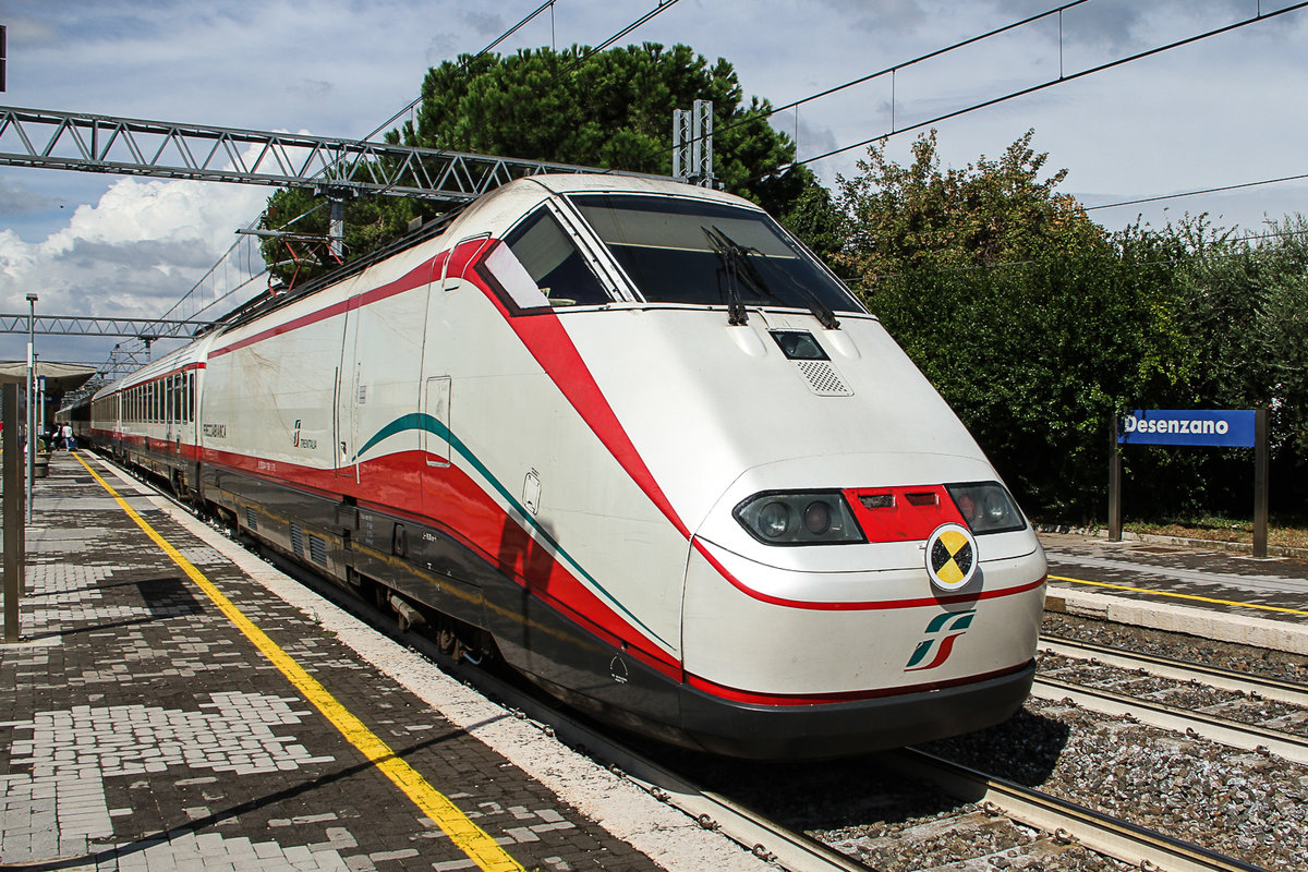 Ein ETR 500 in weiss mit roten Streifen im Bahnhof von Desenzano, südlich vom Gardasee. 18.09.2017
