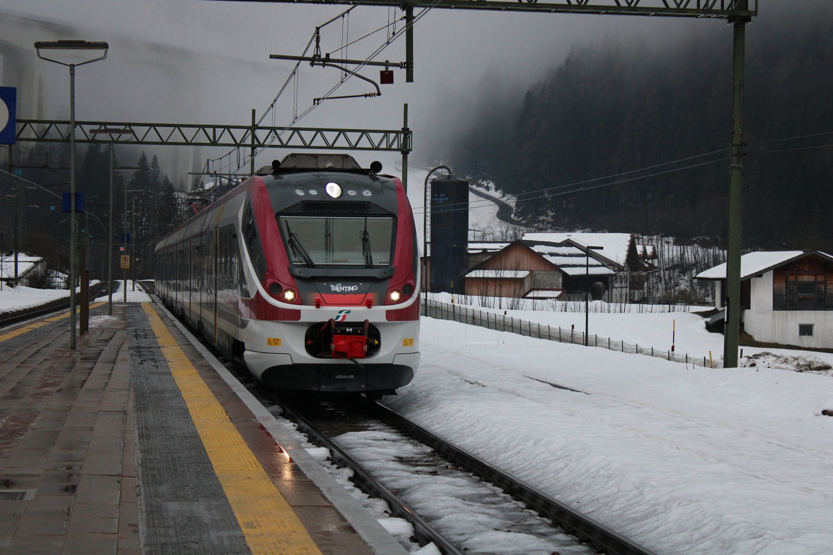 Ein ETR 526 der autonomen Provinz Trient fährt als Regionalzug nach Brennero/Brenner in Colle Isarco/Gossensaß am 17.12.2019 ein. 