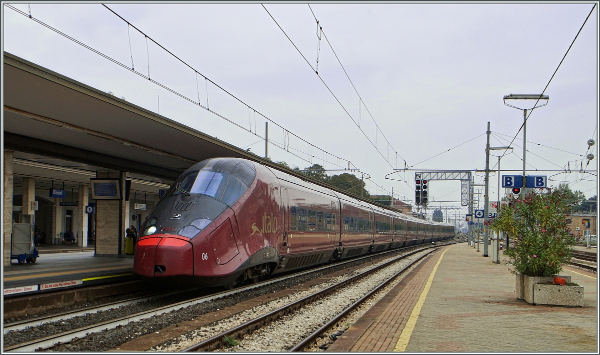 Ein ETR 575 (AVG) von  Italo  unterwegs von Milano Porta Garibaldi nach Ancona erreicht Rimini. 
19. Sept. 2014 