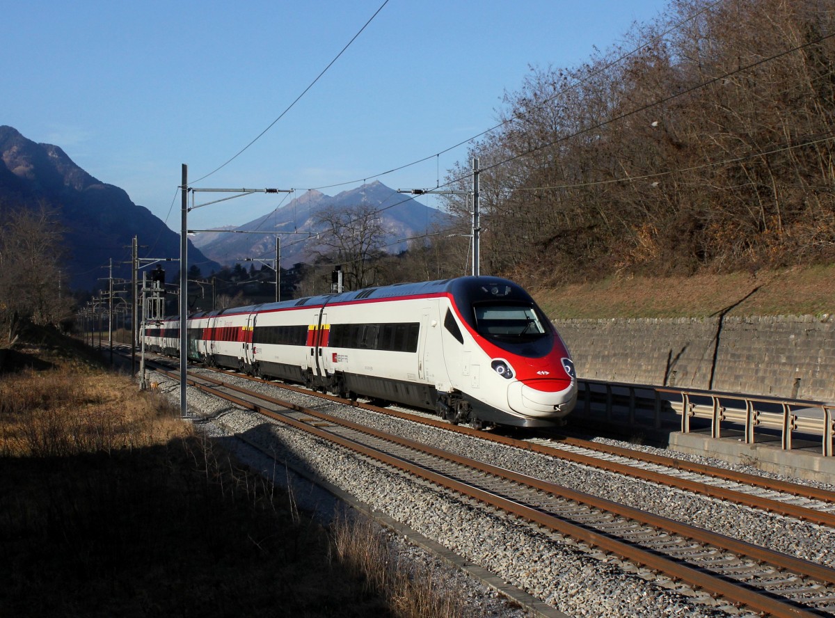 Ein ETR 610 als ICN am 19.12.2015 unterwegs bei Arbedo-Castione.