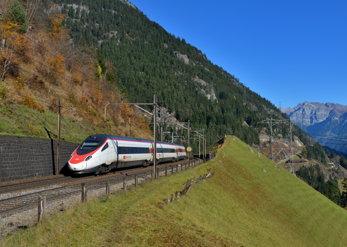 Ein ETR 610 am 05.11.2015 oberhalb von Wassen.