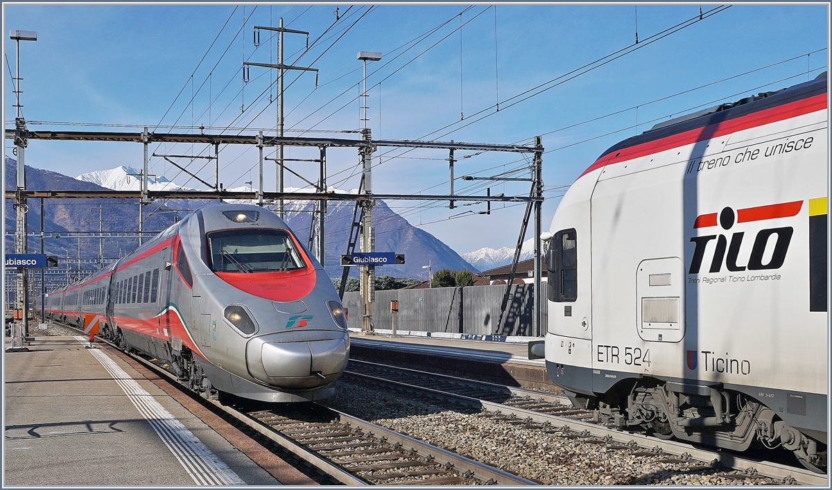 Ein ETR 610 begegnet einem ETR 524, wobei letzter als RABe 524 gefüht wird. 
Ein FS Trenitalia ETR 610 als EC EC 12, unterwegs von Milano Centrale nach Zürich bei der Durchfahrt in Giubiasco.
21. März 2018