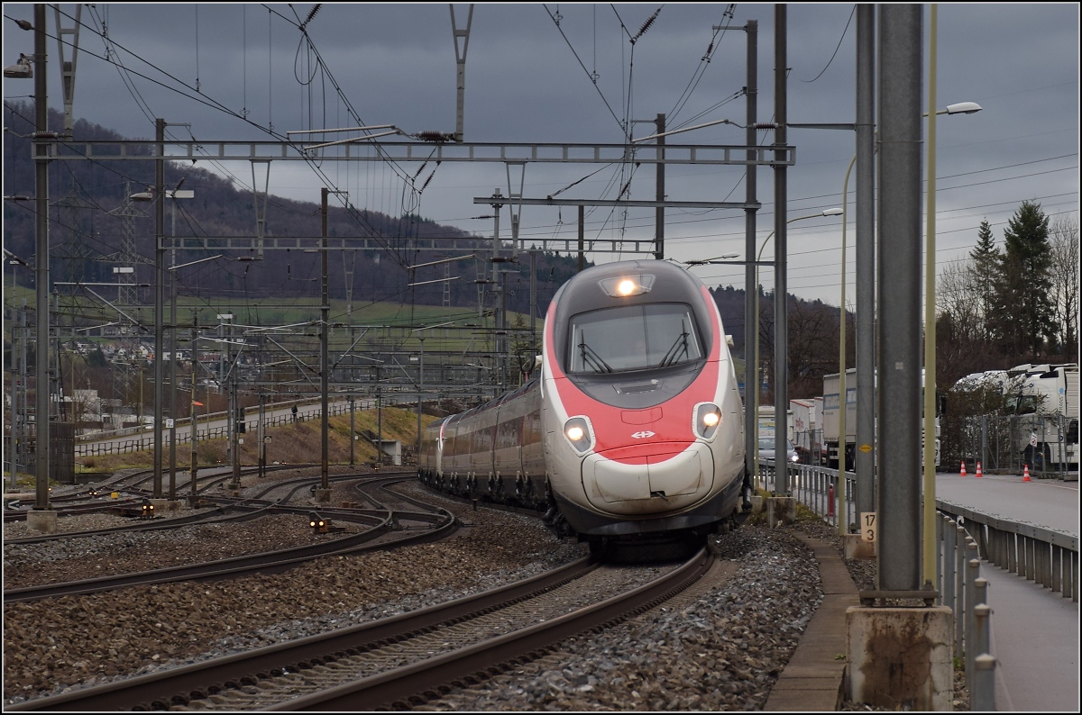 Ein ETR 610 in Doppeltraktion mit der zweiten Serie RABe 503 auf der Durchfahrt durch Lausen. Die Ordnungsnummer blieb mir leider unbekannt. Dezember 2017.