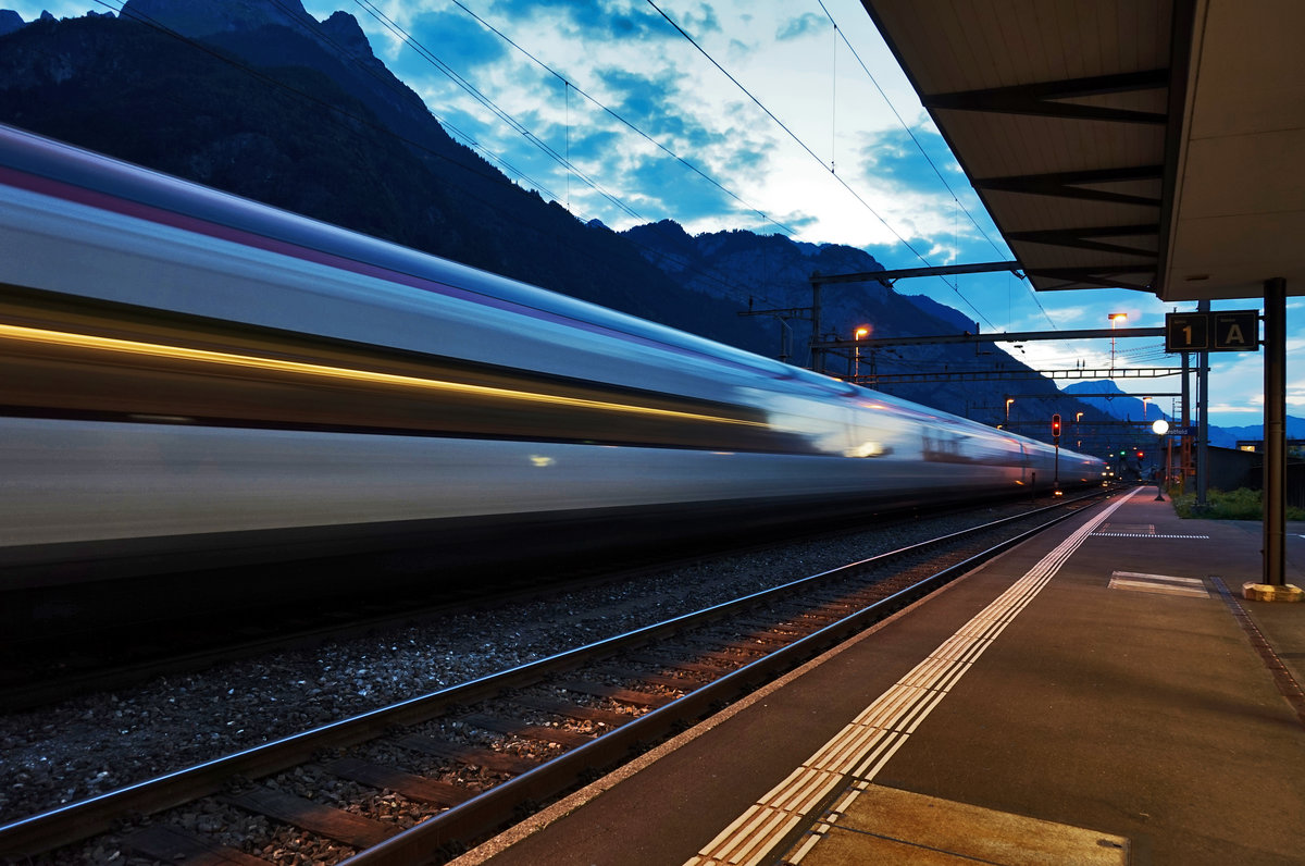 Ein ETR 610 durchfährt auf der Fahrt nach Zürich HB, den Bahnhof Erstfeld.
Aufgenommen am 20.7.2016.