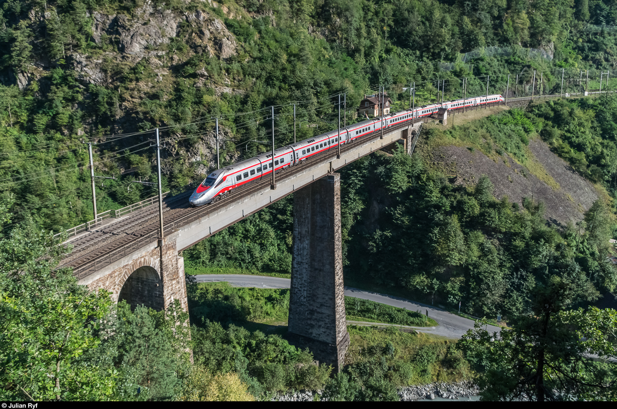 Ein ETR 610 der FS fährt am 7. September 2016 über die Chärstelenbachbrücke bei Amsteg talwärts.