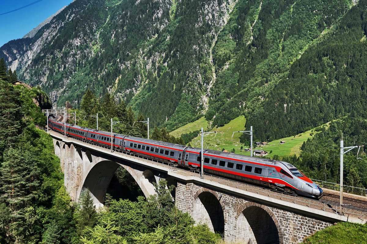 Ein ETR 610 der FS fährt als EC 21 (Zürich HB - Milano Centrale), über die mittlere Meienreussbrücke bei Wassen.
Aufgenommen am 19.7.2016.	