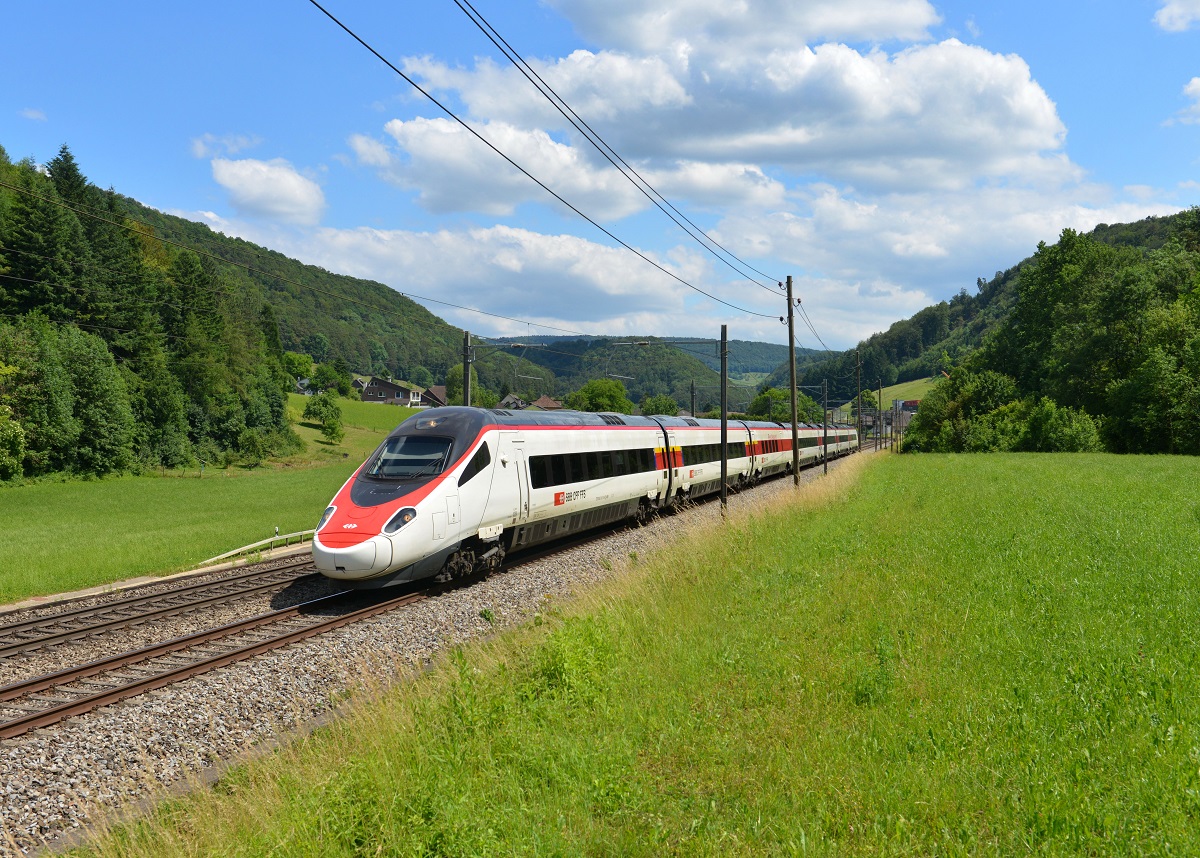 Ein ETR 610 nach Basel am 15.06.2014 bei Tecknau.