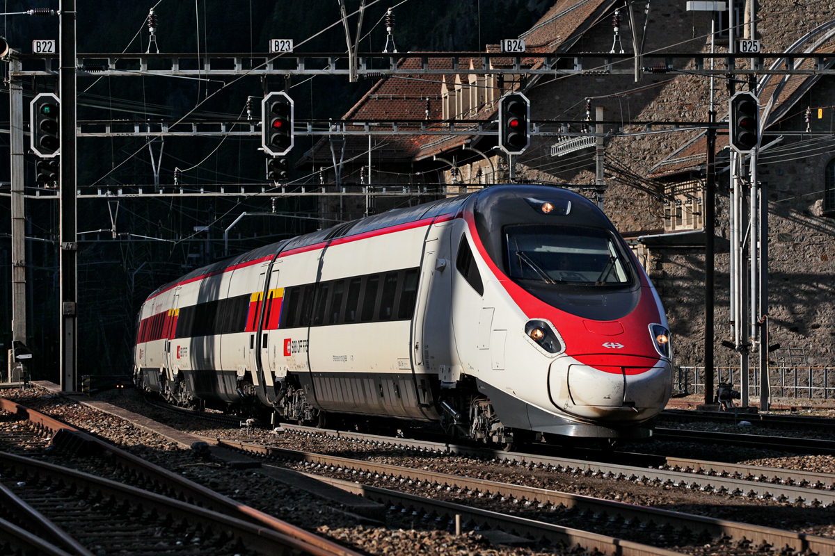 Ein ETR 610 Triebzug nach Lugano taucht aus der Tiefe
 im letzten Licht des Tages im Bahnhof Göschenen auf.Bild vom 18.7.2016