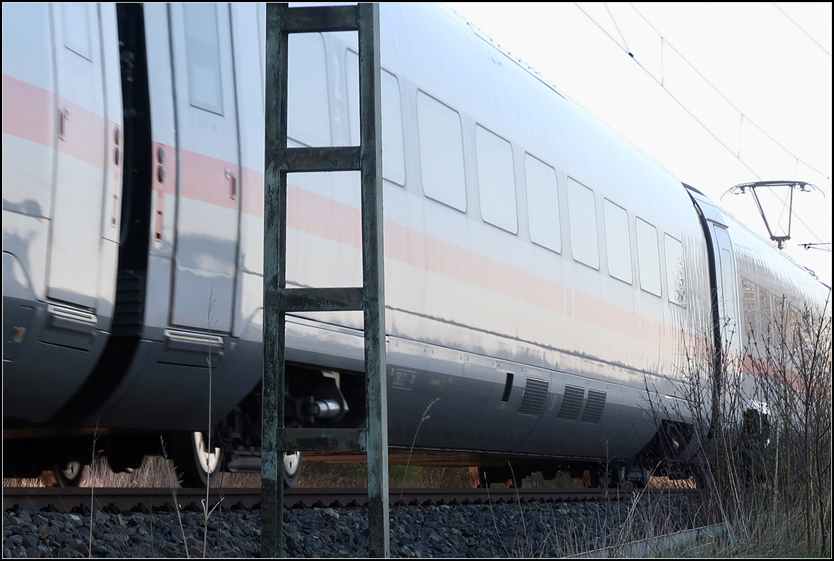 Ein etwas anderes ICE-Bild -

Die langsamsten Züge auf der Remsbahn sind die ICEs, wenn sie hier rüber umgeleitet werden, da sie dann zwischen den S-Bahnen und Regionalbahnen ihre Lücke suchen müssen und gerade in Richtung Stuttgart (Bild) oftmals den S-Bahnen hinterherfahren.
Durch die langsame Fahrgeschwindigkeit ergeben sich andere Bildmöglichkeiten.

Bei Weinstadt-Endersbach, 23.03.2020 (M)