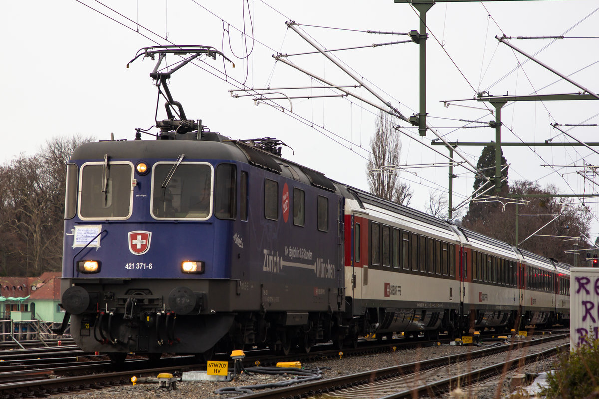 Ein etwas improvisiertes Abschiedsschild klebte auf der 421 371-6 am EuroCity EC 195 von Zürich kommend nach Lindau. 12.12.20