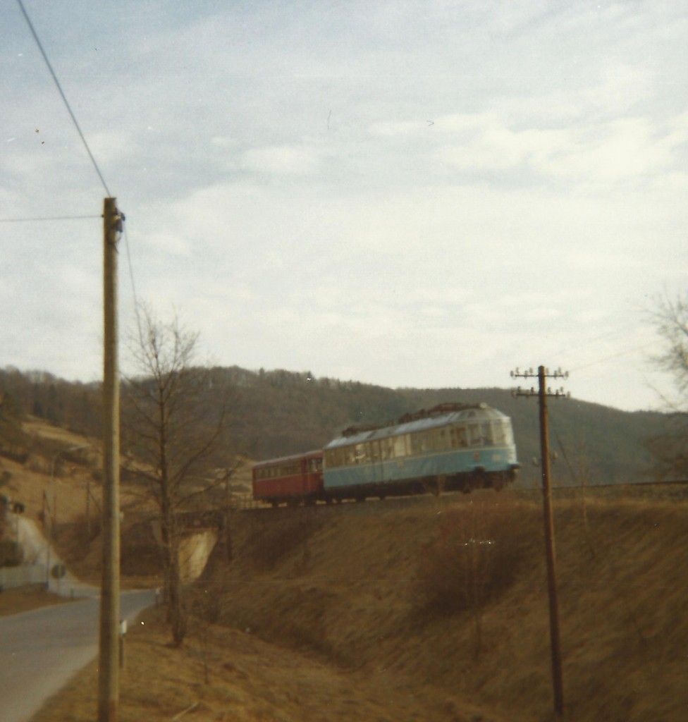 Ein etwas unscharfes Fotos, aber historisch sicherlich wertvoll. Ein VT 98 zieht den Gläsernen Zug über die nicht elektrifizierte Strecke Eichstätt Stadt in Richtung Eichstätt Bahnhof, hier bei den sogenannten Steghäusern. Das Aufnahmedatum 19.03.1976. Der Fotograf war mein Vater Franz Bauch.