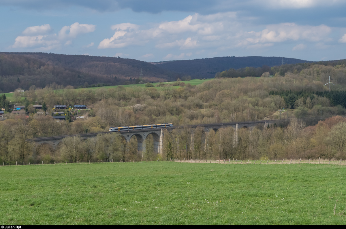 Ein Eurobahn FLIRT überfährt am 16. April 2016 den Altenbekener Viadukt.