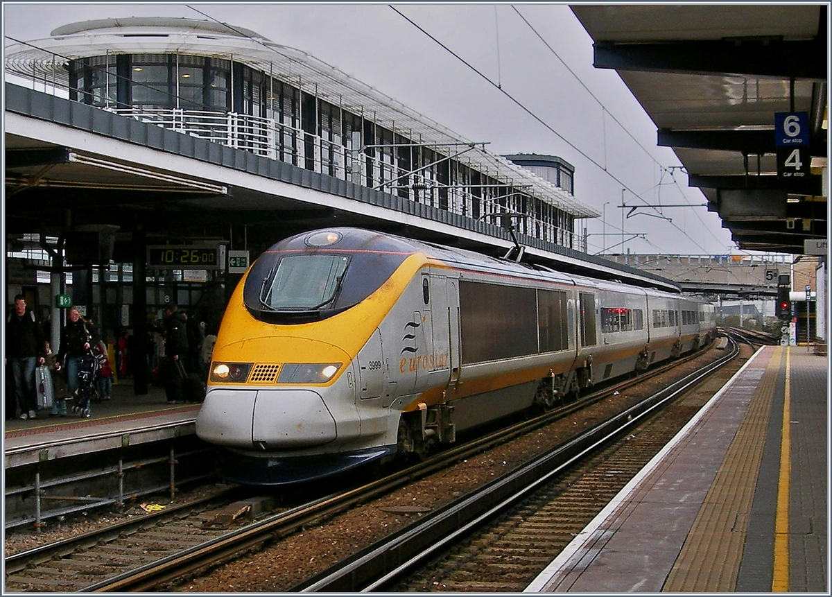 Ein Eurostar von London Richtung Paris bei 
einem Halt in Ashford.
27. M�rz 2006