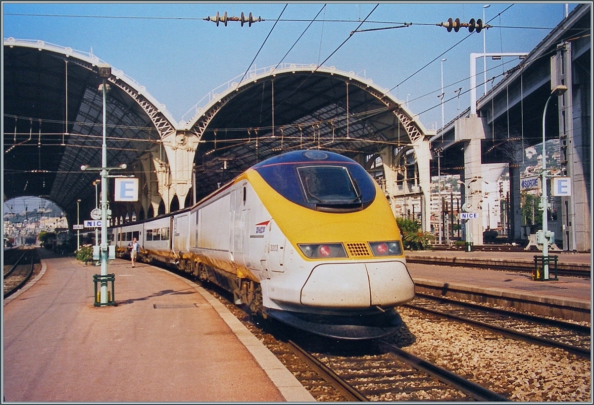Ein Eurostar in Nice im Juni 1999. Doch der SNCF TMST Eurostar Rame 3202 fährt  nur  bis Bruxelles, nicht nach London. Die SNCF setzte für wenige Jahre die nicht benutzten Eurostar-Züge erst zwischen Nice und Bruxelles, später zwischen Paris und Lille ein.

Bearbeitetes (1200 Pixel) Analogbild / Juni 1999