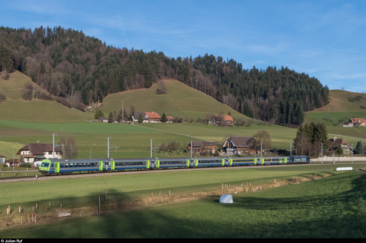 Ein EW-III-Pendel der BLS fährt am 12. Dezember 2015 als RE Bern-Luzern bei Zäziwil Richtung Langnau. Seit dem Fahrplanwechsel am 13. Dezember 2015 werden die RE Bern-Luzern mit Lötschberger-Triebzügen gefahren, nur der Umlauf mit dem Kambly-Zug bleibt EW III.